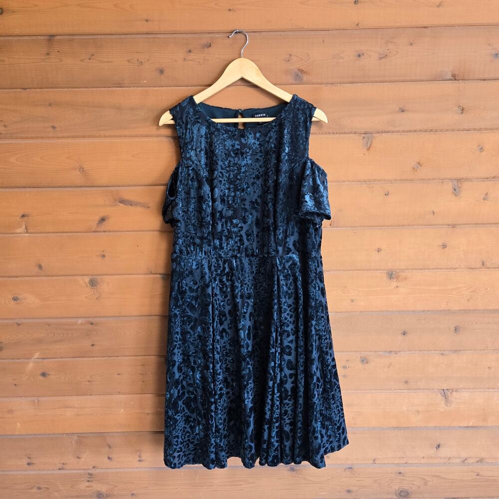 Torrid Dress Skater Midi Velvet Burnout Cold Shoulder NWT 2X Goth Cottage Flowy - Picture 2 of 5